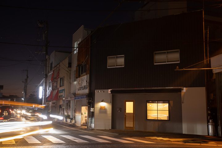 夜のまちかどに灯りをともす一棟貸しの宿(LifeStyleHotel ichi)